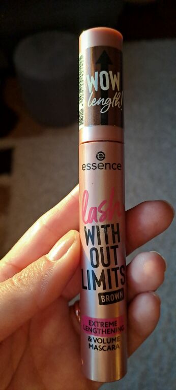 Коричнева туш для вій від Essence