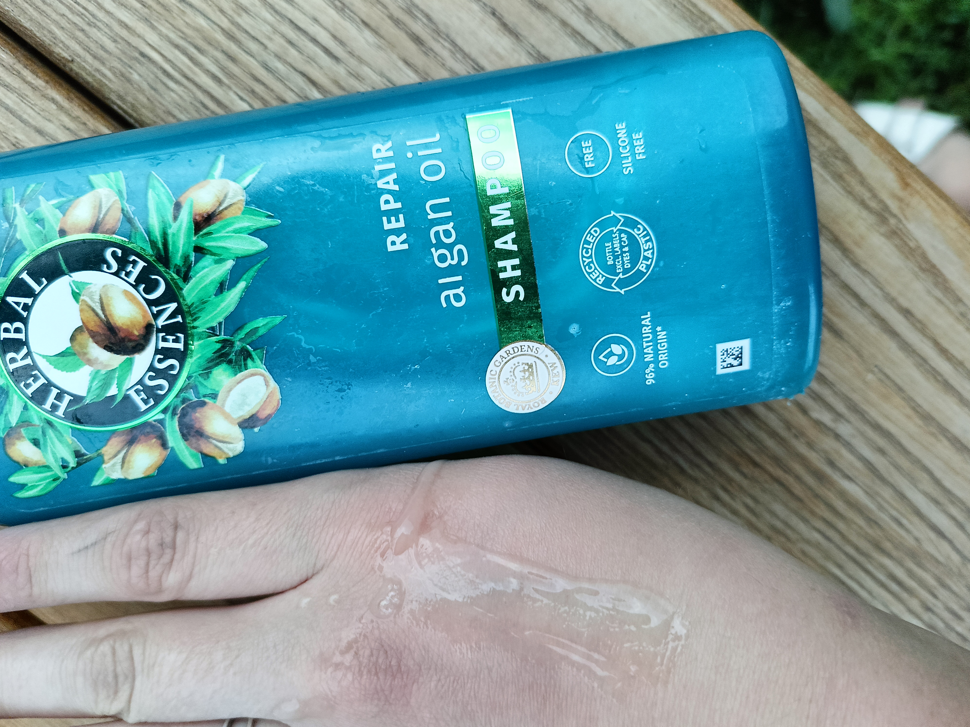 порівнюю два популярних шампуні від herbal essences , та Garnier botanical therapy