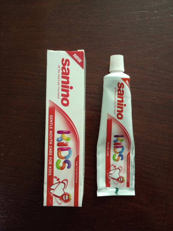 Зубна паста "Дбайлива турбота для дитячих зубів" з полуничним смаком Саніно