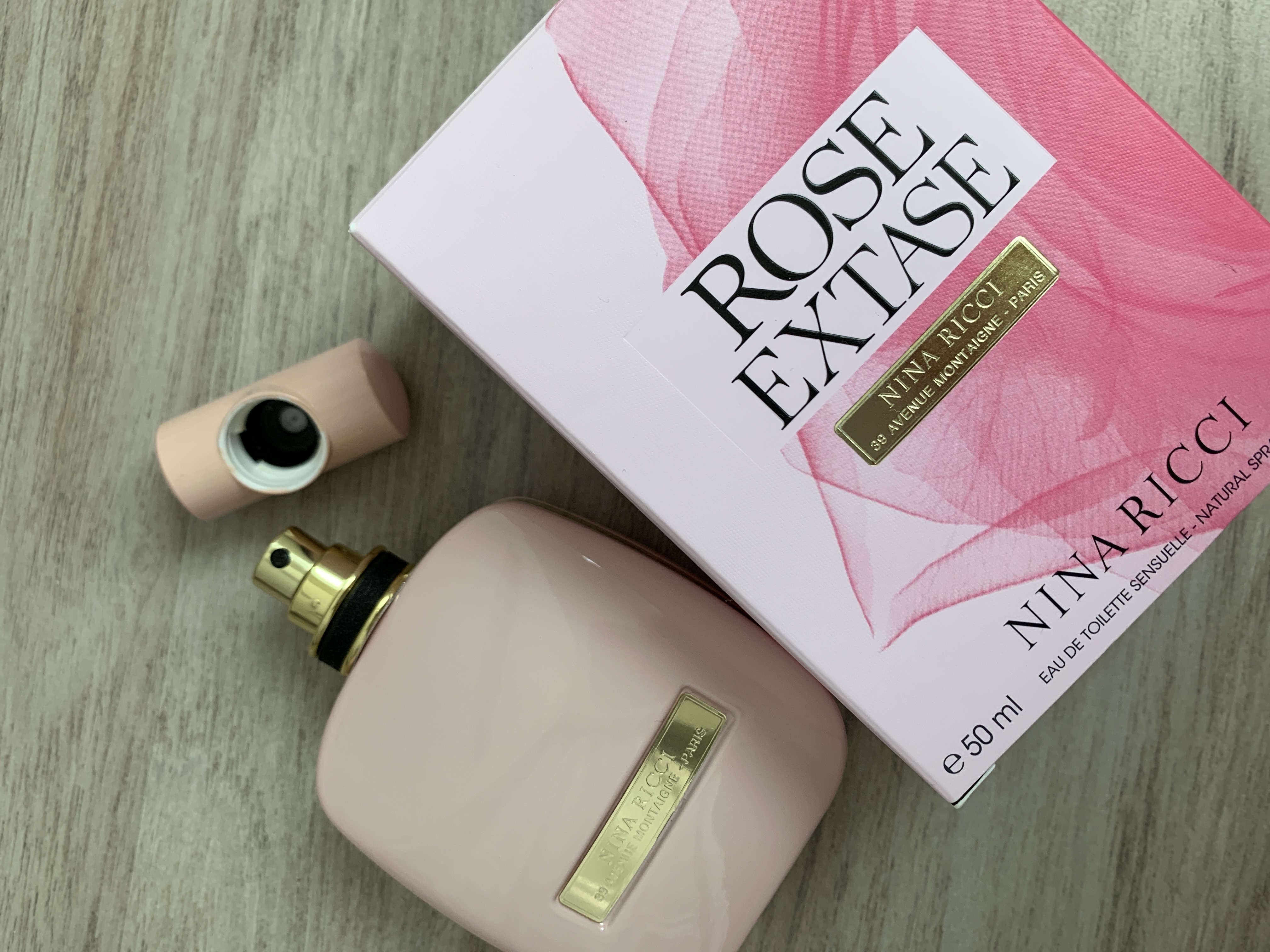 Rose Extase Nina Ricci- аромат помадної троянди з малиною