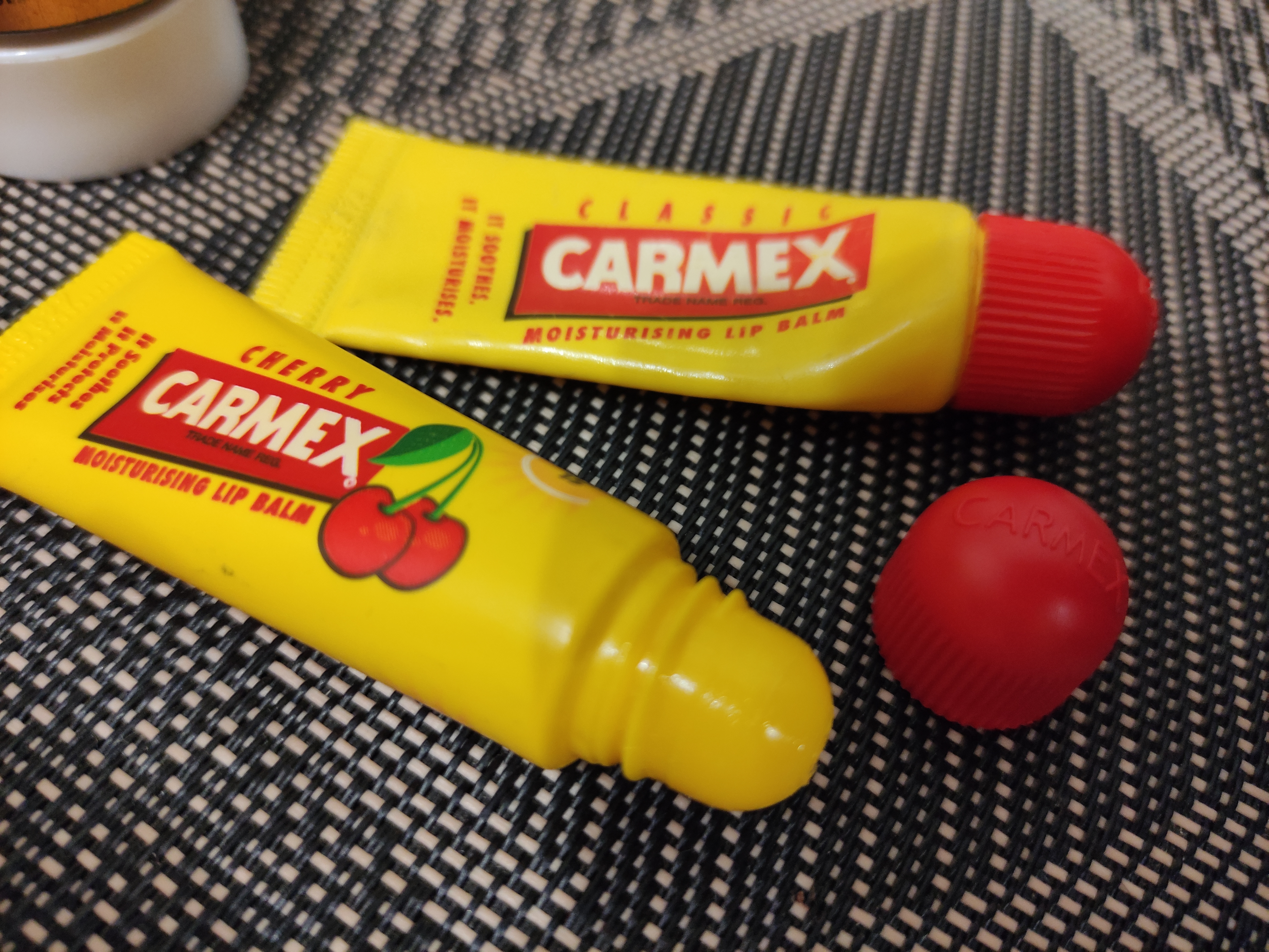 Carmex. Бальзам не для поцілунків, хоча на губи діє класно.