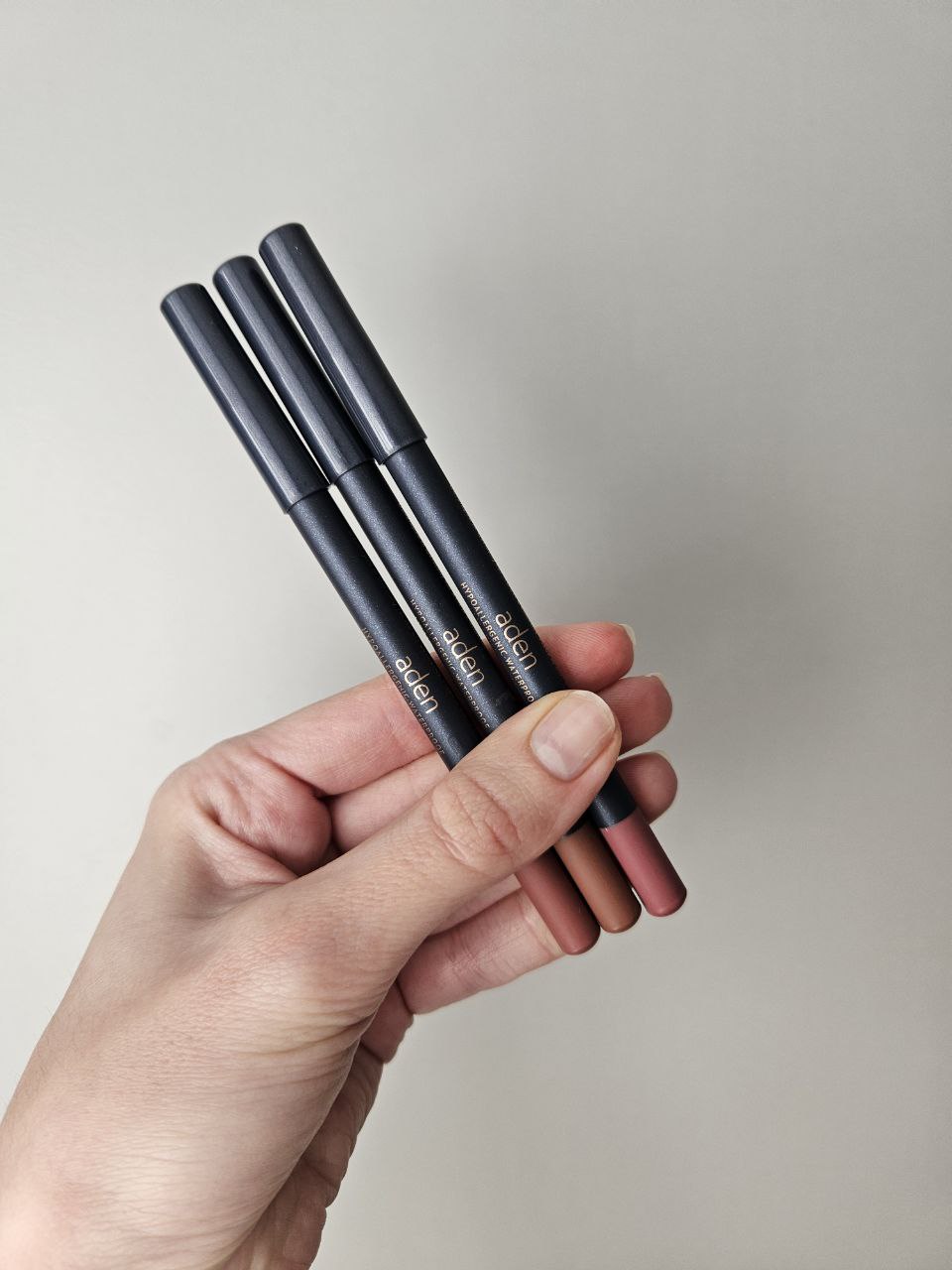 Улюблений нюдовий олівець для губ, показую 3 популярні відтінки
