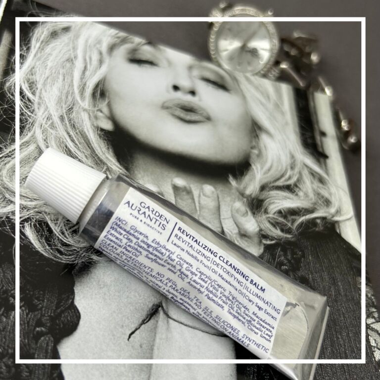 REVITALIZING CLEANSING BALM: розкішна текстура, що тане на шкірі