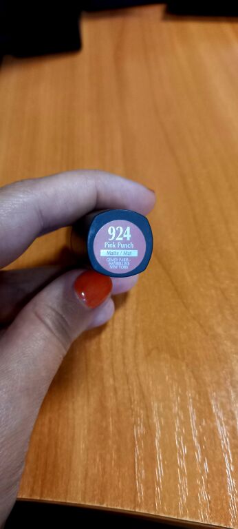 Помада Maybelline у відтінку 924 Pink Punch