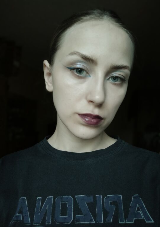 Grange-like makeup