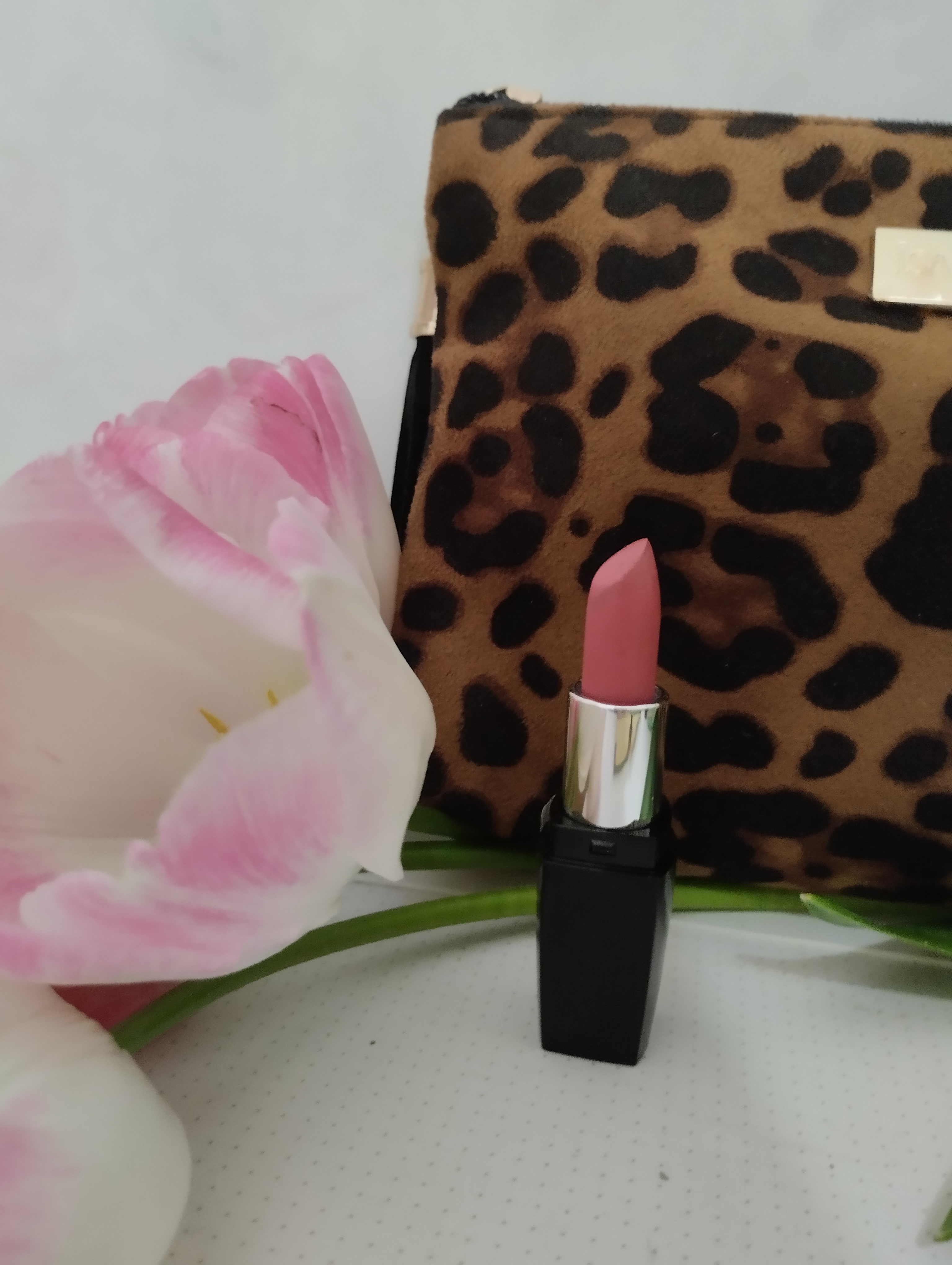 IsaDora Perfect Moisture Lipstick - міддл маркет наближений до люксу