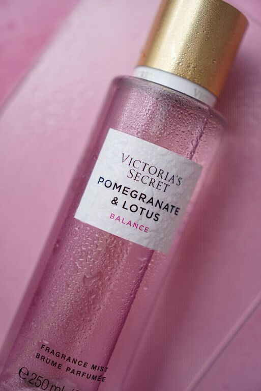 Перебувала в пошуках гармонії та балансу , тому обрала Victoria's Secret Pomegranate & Lotus Fragran