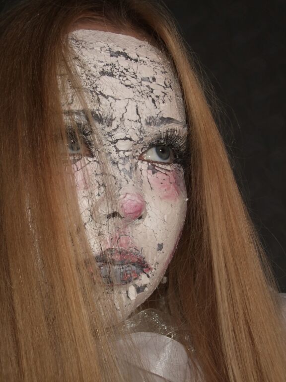 Cracked doll makeup