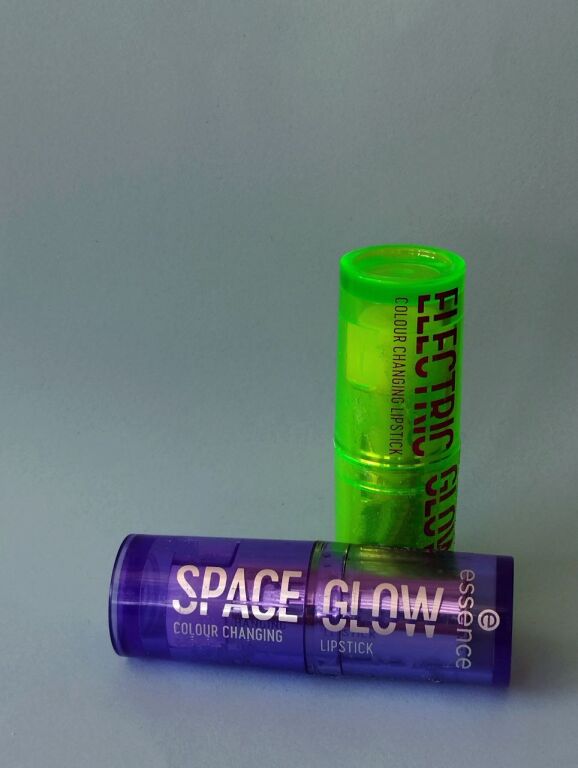 Essence Lipstick Electric Glow та Essence Space Glow: магія кольору на ваших губах!