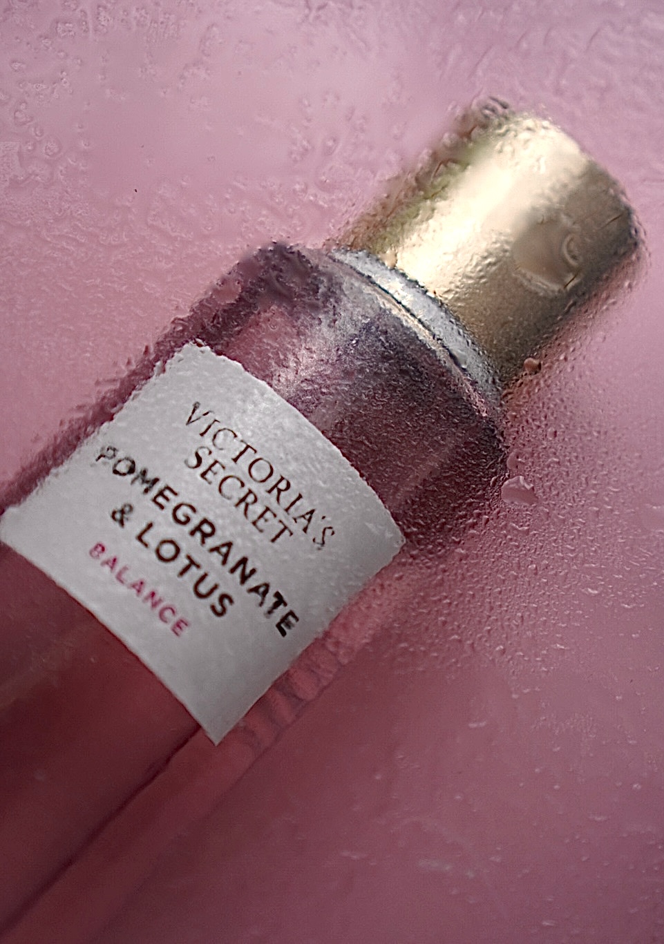 Перебувала в пошуках гармонії та балансу , тому обрала Victoria's Secret Pomegranate & Lotus Fragran