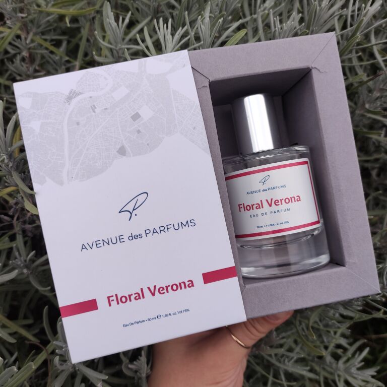 Floral Verona - оксамитова троянда. Аромат серйозний.