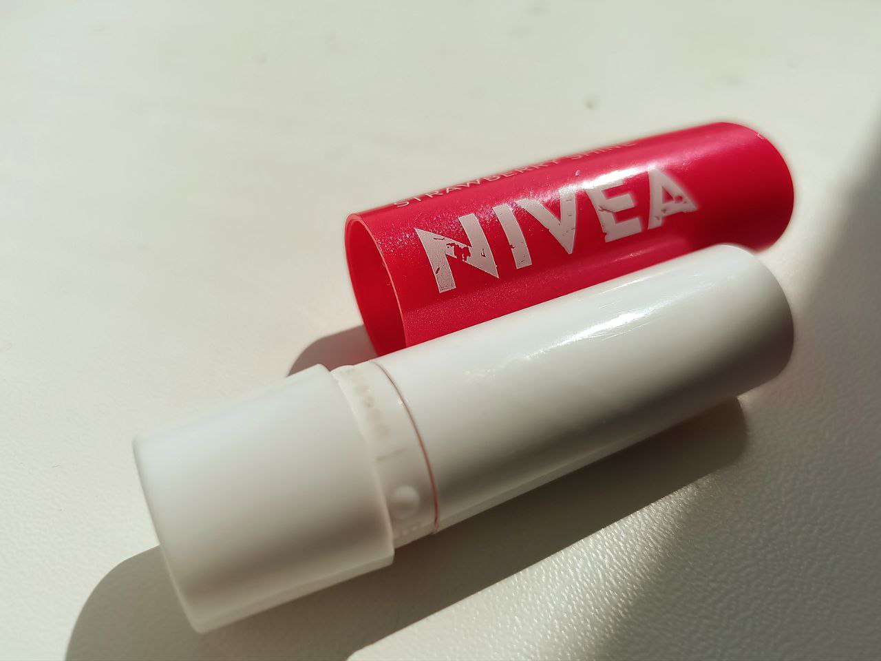 Бальзам-догляд для губ NIVEA Strawberry Shine
