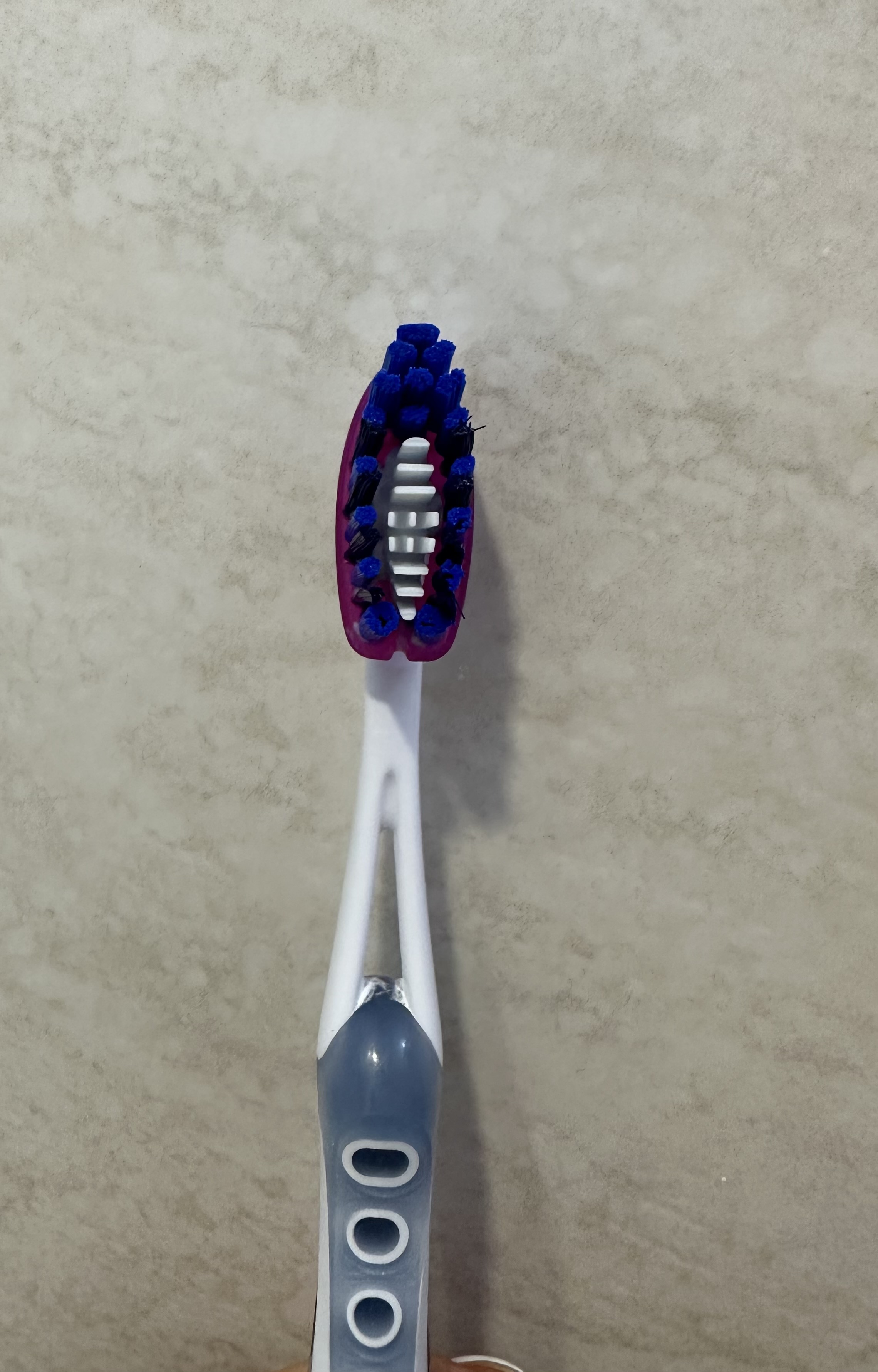 Зубна щітка з незвичайним дизайном