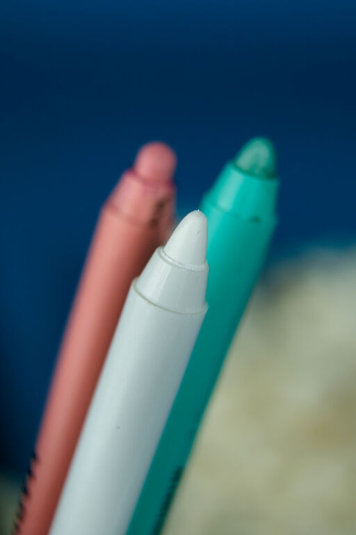 Як бюджетно додати фарб в макіяж : олівці для очей від Lovit