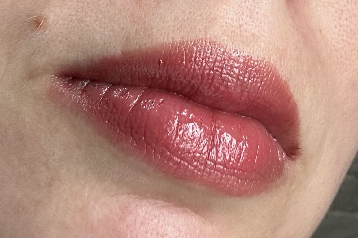 Декоративна косметика в жіночій косметичці YSL, Dior, Bobbi Brown