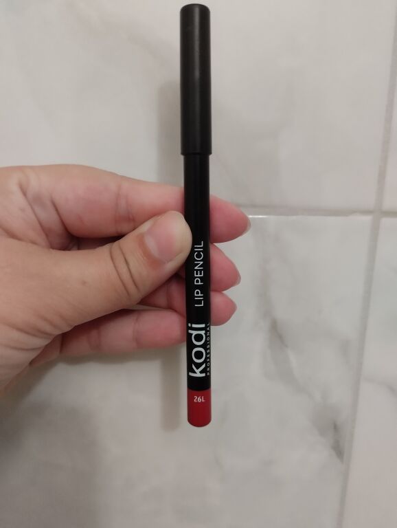 Kodi Professional Lip Pencil той самий універсальний якісний олівець для губ, що буде тримати помаду