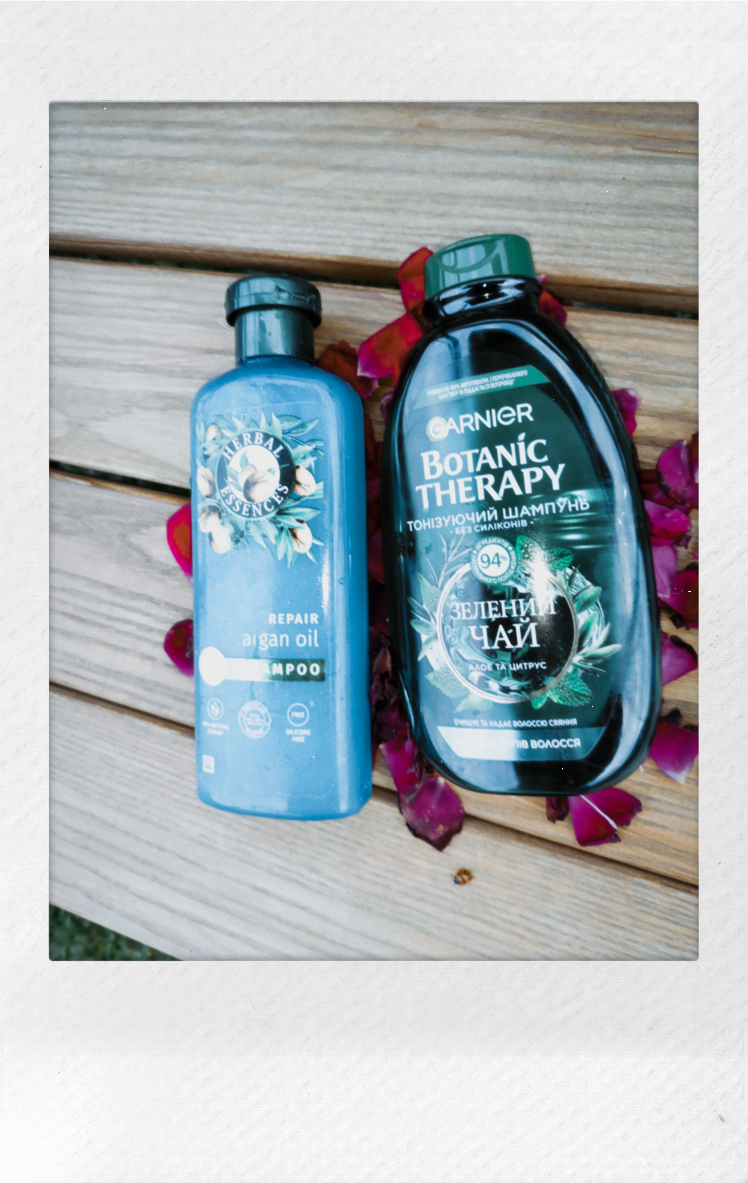 порівнюю два популярних шампуні від herbal essences , та Garnier botanical therapy